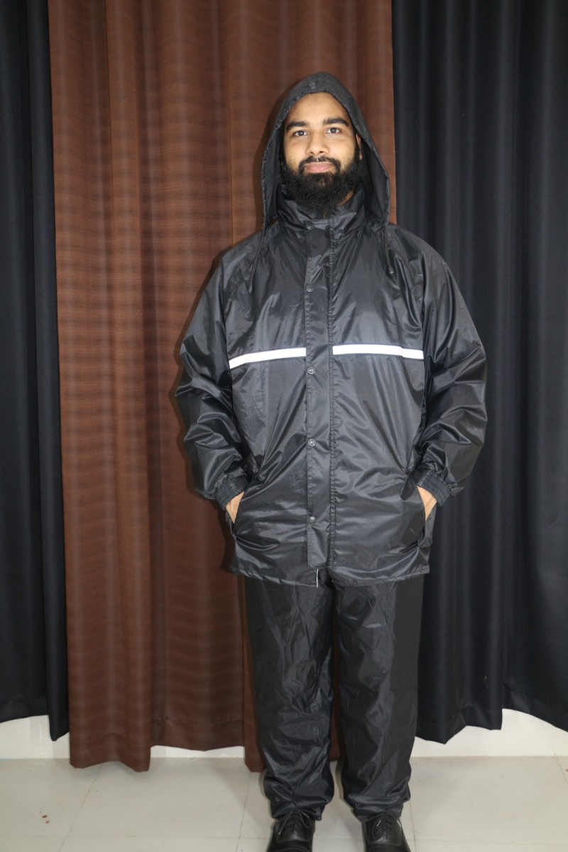 Raincoat ১০০% ওয়াটারপ্রুফ রেইনকোট ও ট্রাউজার সেট – ভারী বৃষ্টিতেও থাকুন একদম শুষ্ক!